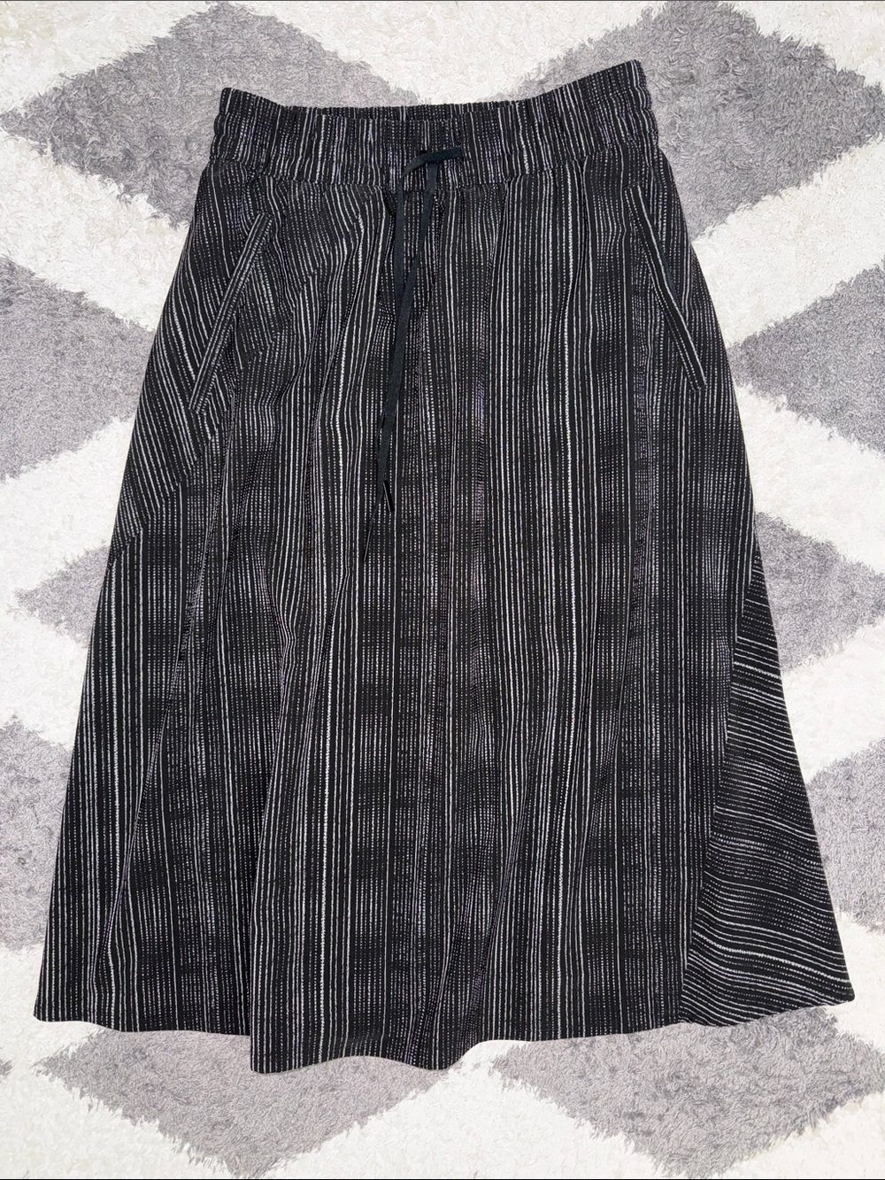 Athleta Arrival midi Skirt in Amara Stripe Black size 4